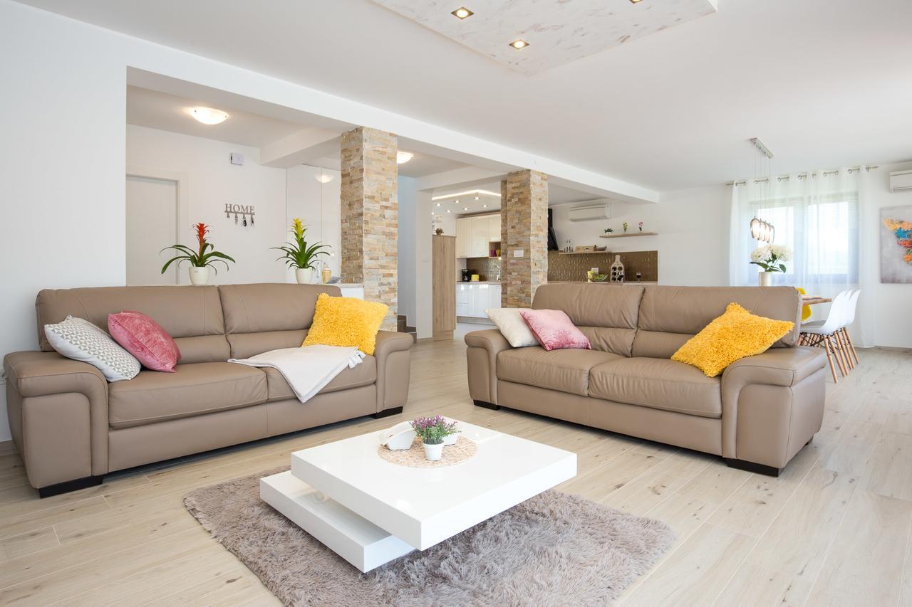 Villa Sara - Perfect Family Holiday Brzac Exterior photo